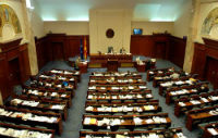 Εκτός εαυτού Αλβανός βουλευτής απείλησε ότι θα «κάψει τη Βουλή των Σκοπίων»