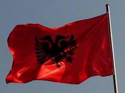 Αλβανικές σημαίες σε σκοπιανό έδαφος!