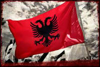 Οι κάτοικοι της Κορυτσάς εξαφάνισαν της αλβανικές σημαίες απ’ την Κορυτσά