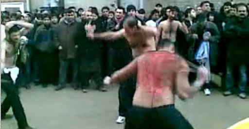 Μουσουλμάνοι μαστιγώνονται στο κέντρο του Πειραιά! (vid)