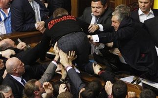 Πεδίο μάχης το Κοινοβούλιο της Ουκρανίας
