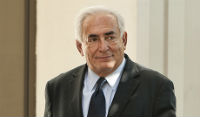 Το δικαστήριο αρνήθηκε να αποσύρει από τον Strauss-Kahn τις κατηγορίες για μαστροπεία