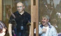 Το Δικαστήριο της Μόσχας μείωσε την ποινή στους Χοντορκόφσκι και Λέμπεντεφ