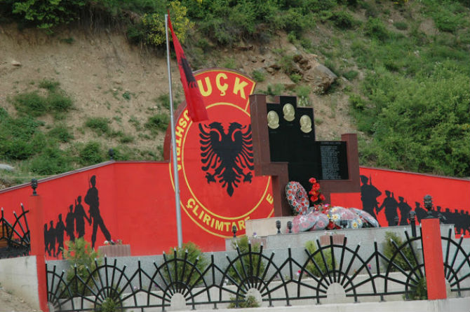 Κατέβασαν την αλβανική σημαία από το νεκροταφείο