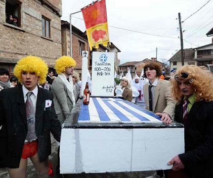 Οι Σκοπιανοί… κήδεψαν την Ελλάδα στο καρναβάλι τους!