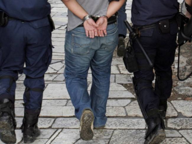 Σύλληψη Άλβανού για οπλοκατοχή και μισό κιλό χασίς