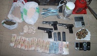 Μενίδι: Σύλληψη εννιά ατόμων για κατοχή όπλων και ναρκωτικών
