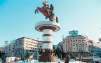 Γεμίζουν με αγάλματα τα Σκόπια
