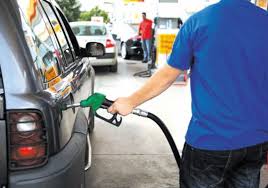Φτηνότερη σε σχέση με πέρσι η τιμή της βενζίνης