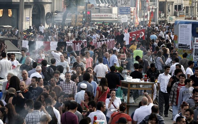 Ολονύχτιες συγκρούσεις στην πλατεία Tαξίμ