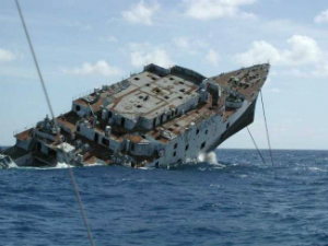 Τρεις νεκροί και δεκάδες αγνοούμενοι μετά το ναυάγιο αλιευτικού στην Ινδονησία