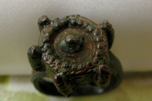 Δαχτυλίδι – φονικό όπλο του 14ου αιώνα ανακάλυψαν αρχαιολόγοι