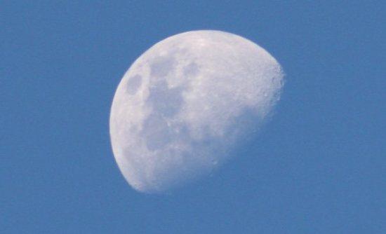 Γιατί είναι ορατό το φεγγάρι την ημέρα;