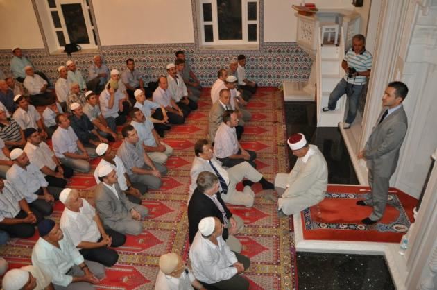 Προσκυνούν τον Τούρκο πρόξενο μέσα στο τζαμί!