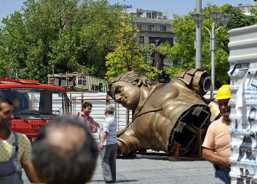 Μεγάλη οικονομική κομπίνα “βρωμάνε” τα αγάλματα των Σκοπιανών