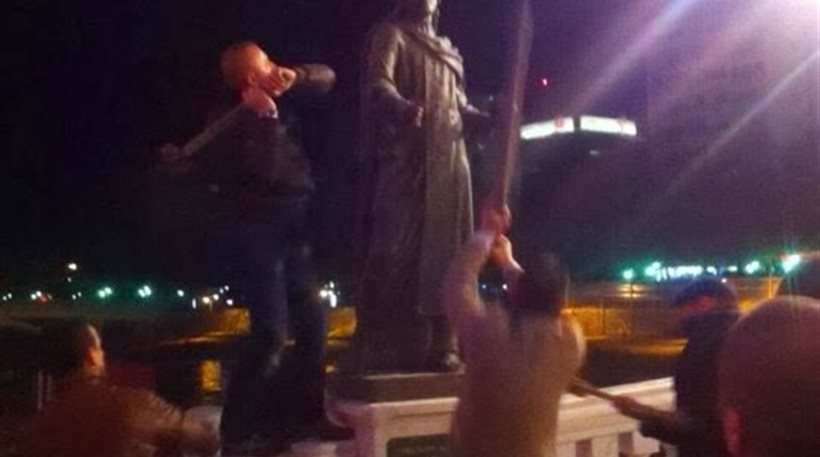 Αλβανοί χτύπησαν το άγαλμα του Στέφανου Ντουσάν