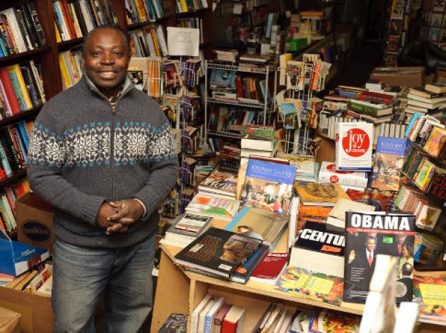 Νιγηριανός έχει ελληνικό βιβλιοπωλείο στην Νέα Υόρκη (vid)