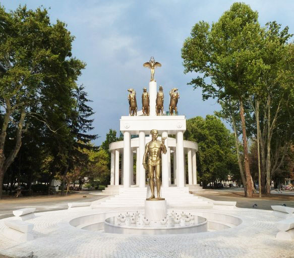 Σκόπια: Έχουν «φορτώσει» το κέντρο της πόλης με παράνομα αγάλματα αρχαίων Ελλήνων