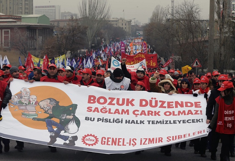 Διαδήλωση Τούρκων πολιτών μπροστά από την τουρκική βουλή στην Άγκυρα