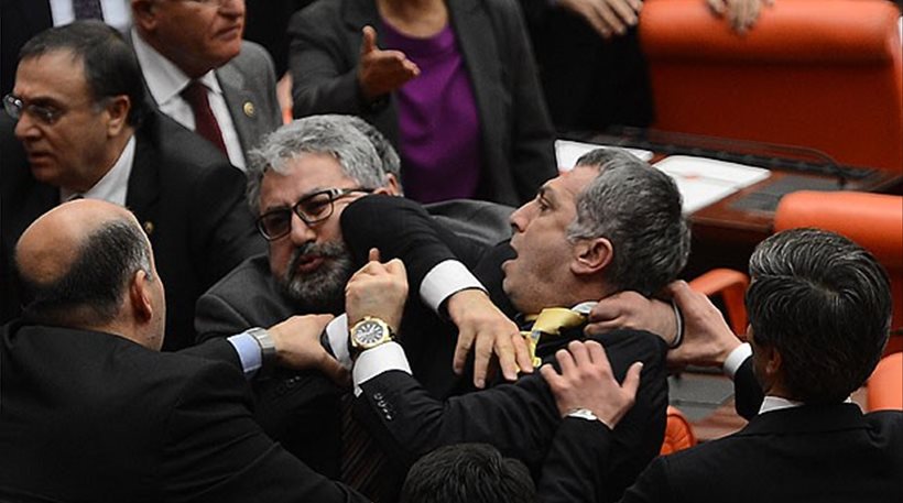 Τουρκία: Μπουνιές και κλωτσιές στη Βουλή όπως πάντα – Πυγμάχοι οι βουλευτές