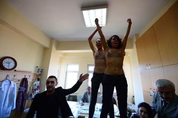 Τουρκία: «Χτύπημα» των Femen σε εκλογικό κέντρο της Κων/πολης