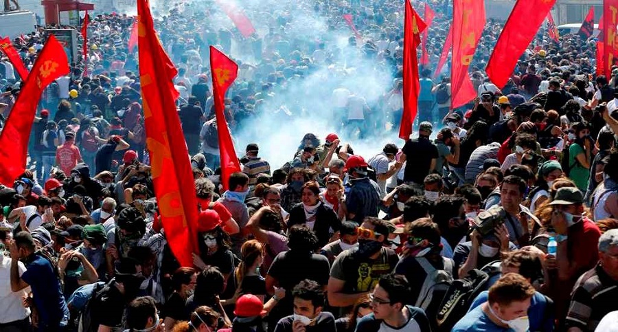 Πλατεία Ταξίμ: 130 συλλήψεις ενώ συνεχίζονται οι συγκρούσεις μεταξύ αστυνομικών και διαδηλωτών