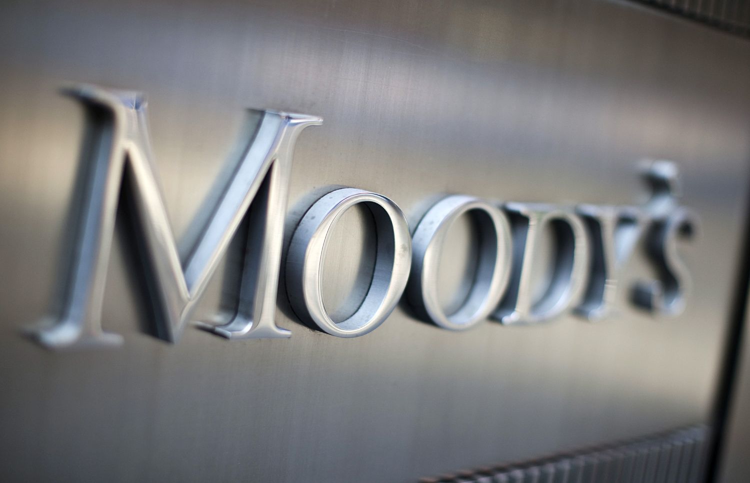 «Ασφαλέστερες οι ελληνικές τράπεζες από το Δημόσιο» λένε οι Moody’s