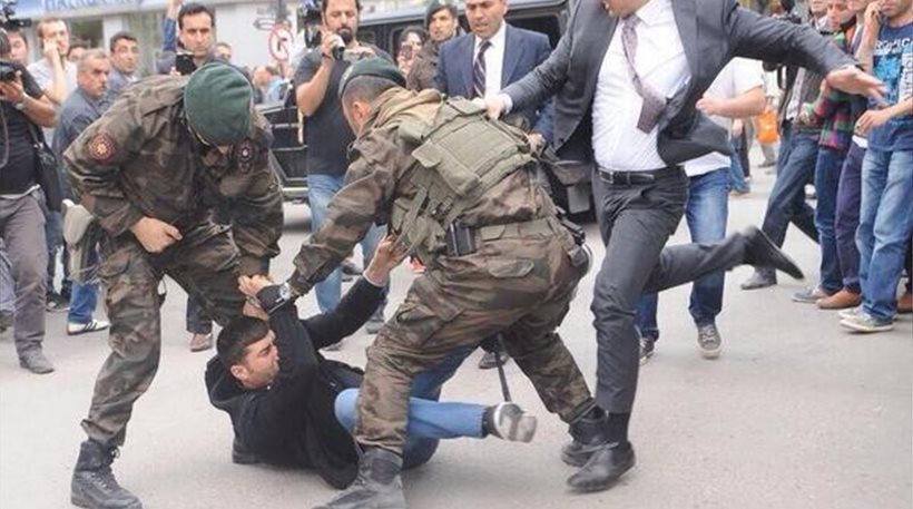 Οργή προκαλεί στην Τουρκία η φωτογραφία συμβούλου του Ερντογάν να κλωτσά με μανία διαδηλωτή
