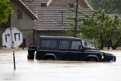 Εκκενώνεται η πόλη Ομπρένοβατς στη Σερβία από τις πλημμύρες