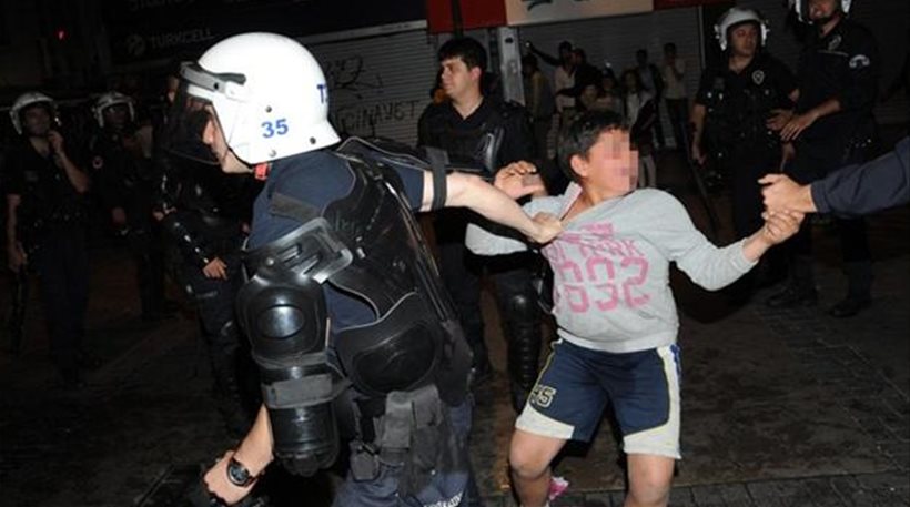 Τουρκία: Τα ΜΑΤ «σέρνουν» 10χρονο σε διαδήλωση για τη Σόμα
