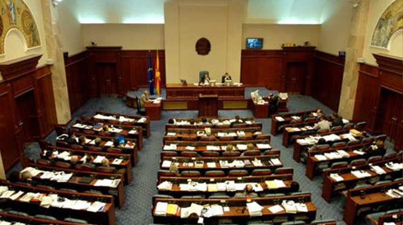 Σκόπια: Στα άκρα η αντιπαράθεση με την παραίτηση βουλευτών της αντιπολίτευσης