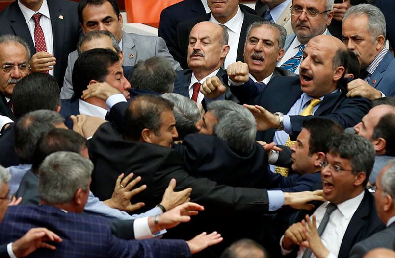 Ακόμα μια “πολιτισμένη” συνεδρίαση στη τουρκική βουλή με… πολύ ξύλο [εικόνες]