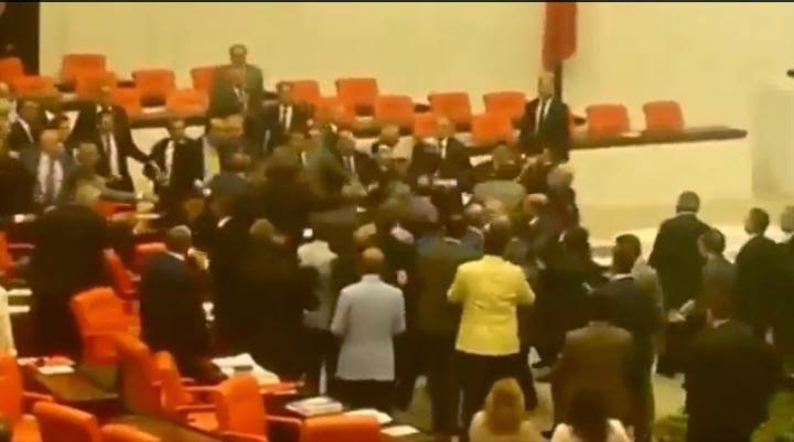 Σε “πεδίο μάχης” μετατράπηκε και πάλι η τουρκική βουλή [βίντεο]