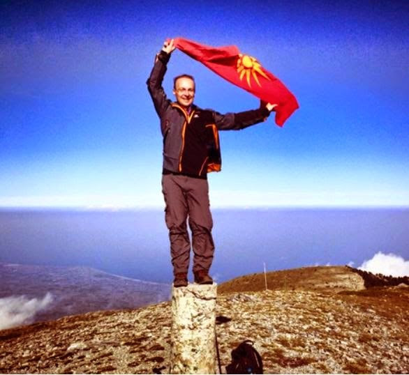 Την αλυτρωτική σημαία της “Μακεδονίας” σήκωσε στον Όλυμπο ο αντιπρόεδρος της Βουλής των Σκοπίων
