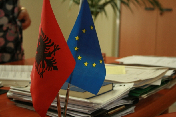 Έκθεση Κομισιόν για την Αλβανία: “Βασιλεύει το οργανωμένο έγκλημα και η διαφθορά”