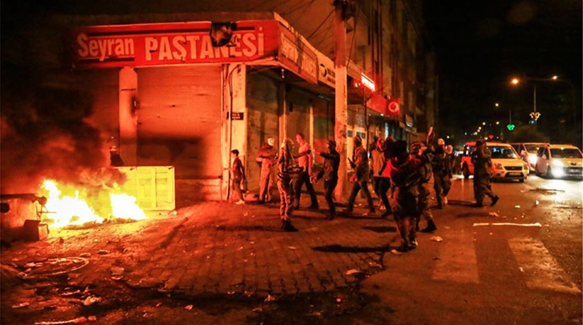 Εκτός ελέγχου οι ταραχές στην Τουρκία: 3 αστυνομικοί νεκροί και στρατιωτικός νόμος σε 5 επαρχίες [βίντεο]