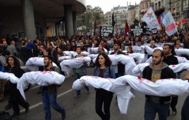 Κούρδοι μεταφέρουν τις σορούς των νεκρών συντρόφων τους στις διαδηλώσεις