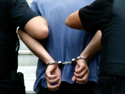 Συνελήφθη αστυνομικός που εξαπάτησε κρατούμενο και του πήρε 400 ευρώ