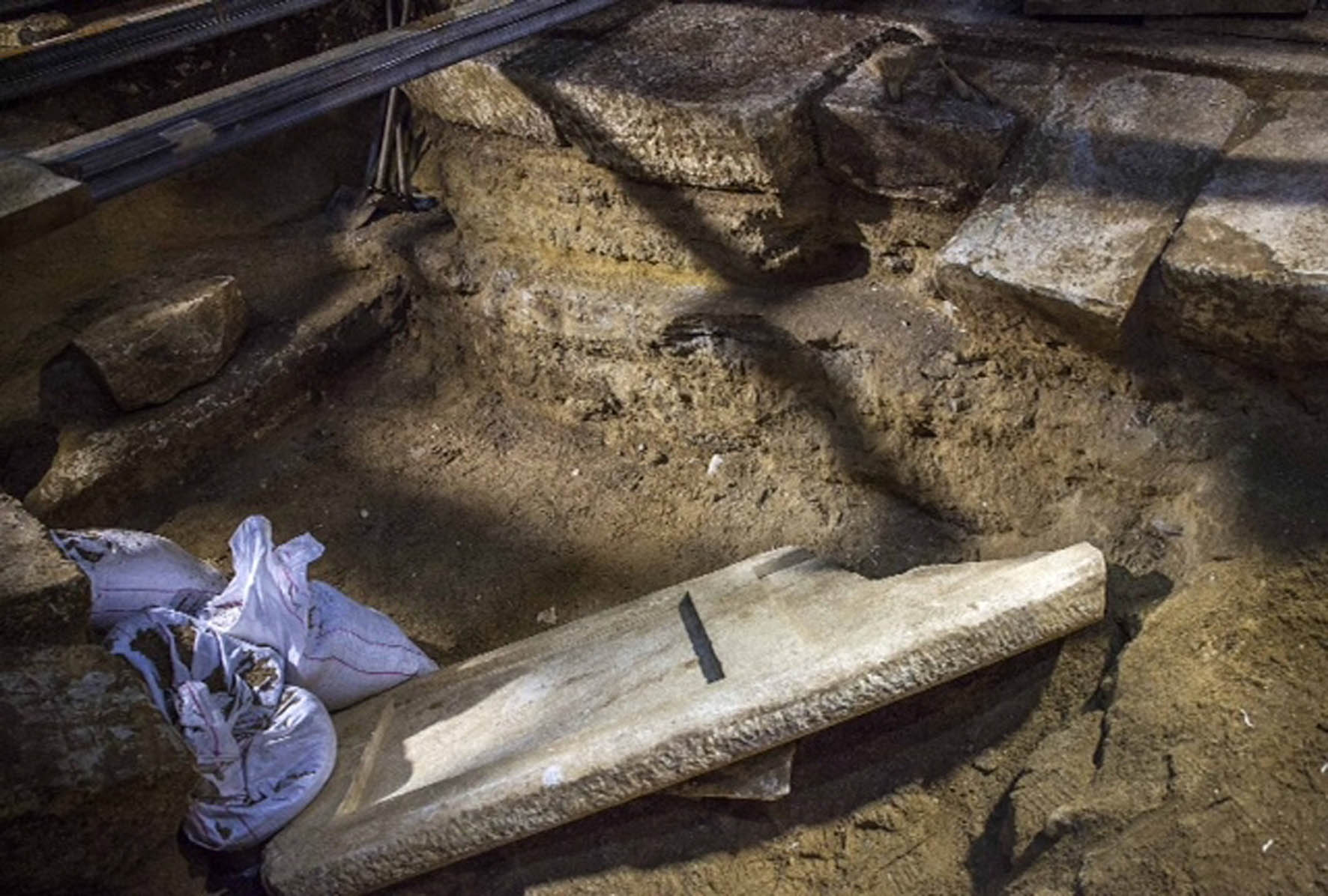 Αμφίπολη: Η ύπαρξη του υπόγειου θαλάμου και τα ερωτήματα που γεννώνται