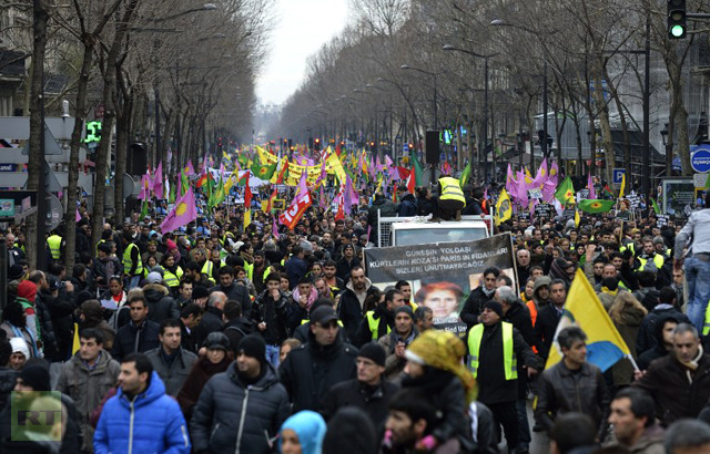 Χιλιάδες Κούρδοι διαδηλώνουν σε όλη την Τουρκία για το Κομπάνι