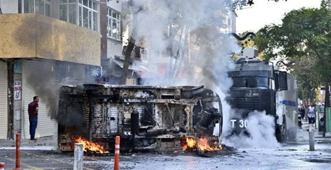 Ταραχές στο Ντιγιάρμπακιρ – Με τεθωρακισμένα προσπαθούν να ελέγξουν τους Κούρδους οι Τούρκοι [βίντεο]