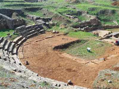 Προχωρούν οι ανασκαφικές εργασίες στο αρχαίο θέατρο «Καβίρειο»