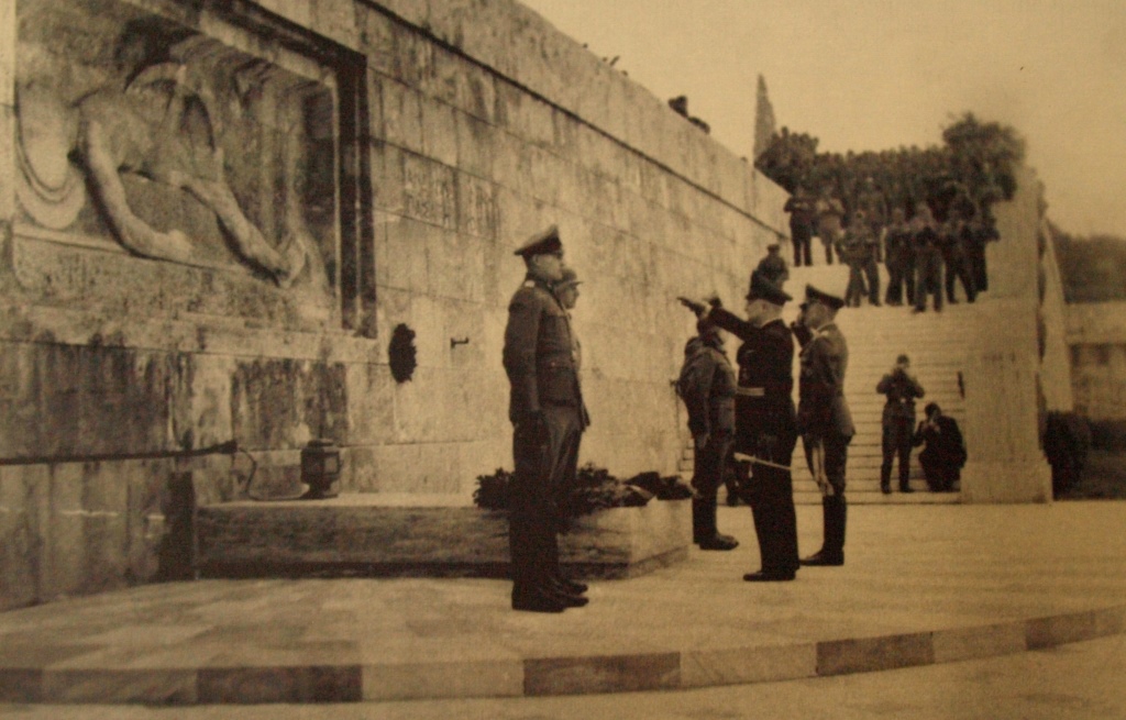 Ο Α/ΓΕΕΘΑ στρατηγός Μιχάλης Κωσταράκος και ο Λοχίας Δημήτρης Ιτσιος…