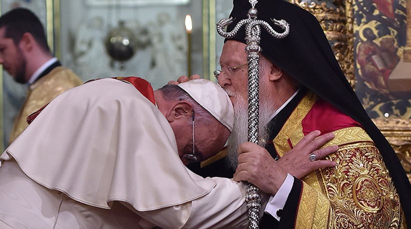 “Συλλειτουργία” του Οικουμενικoύ Πατριάρχη Βαρθολομαίου με τον Πάπα της Ρώμης χωρίς να έχουν αρθεί “αλάθητο” και “Filioque”! (live)
