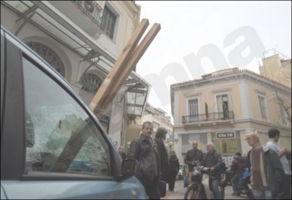 Αθήνα: Επεσε μπαλκόνι σε αυτοκίνητο [εικόνες]