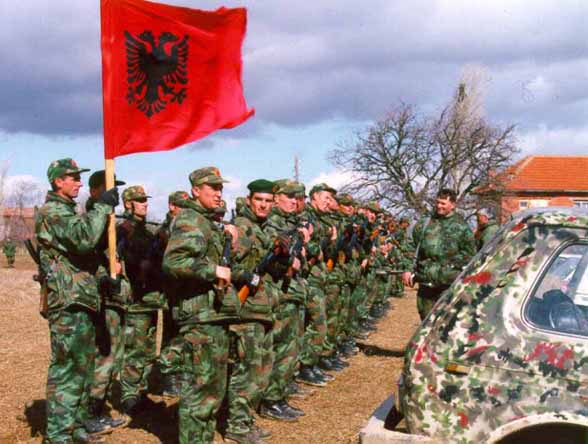 Σε δεύτερο γύρο συγκρούσεων οι Αλβανοί στα Σκόπια – Ο UCK ανέλαβε την ευθύνη στις επιθέσεις στα αστυνομικά τμήματα
