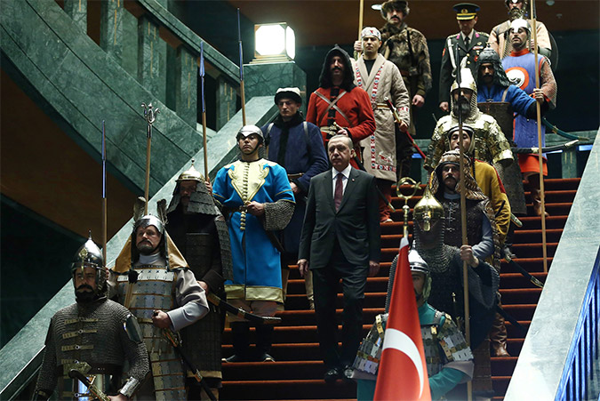 Τους προγόνους του Ούννους, Μογγόλους κλπ. επιστράτευσε ο “Σουλτάνος” Ερντογάν για να υποδεχθεί ξένους πολιτικούς! [εικόνες]