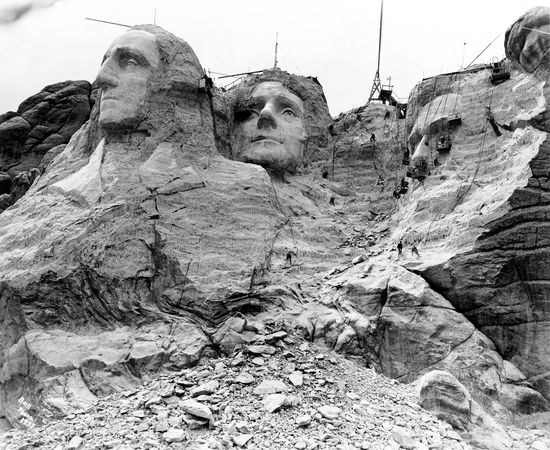 Όρος Ράσμορ: Πώς οι Αμερικανοί σκάλισαν στον βράχο τα πρόσωπα των Προέδρων τους