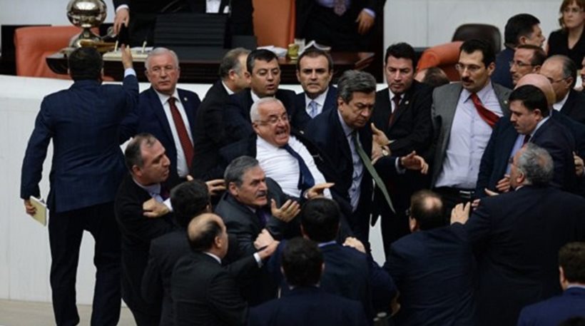 Τουρκία: Βουλευτές πέταξαν συνάδελφό τους από τη σκάλα! – Όπως πάντα άφθονο ξύλο (vid)