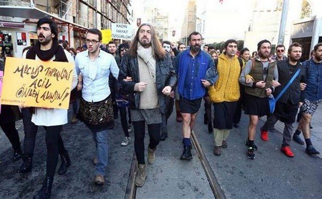 Τουρκία: Οι άνδρες έκαναν διαδήλωση φορώντας… φούστες